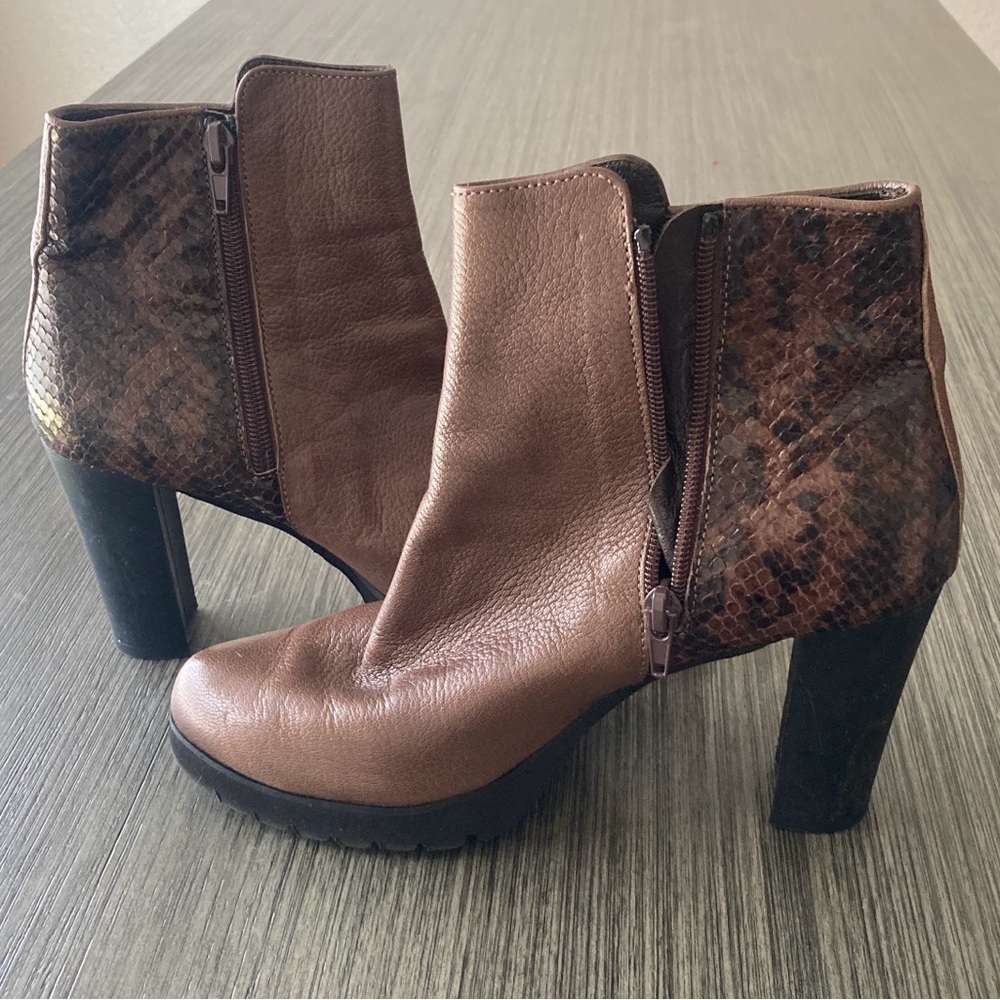 Chic Brown Leather snakeskin design Ankle Boots size 7 1/2. Very lightly worn.
